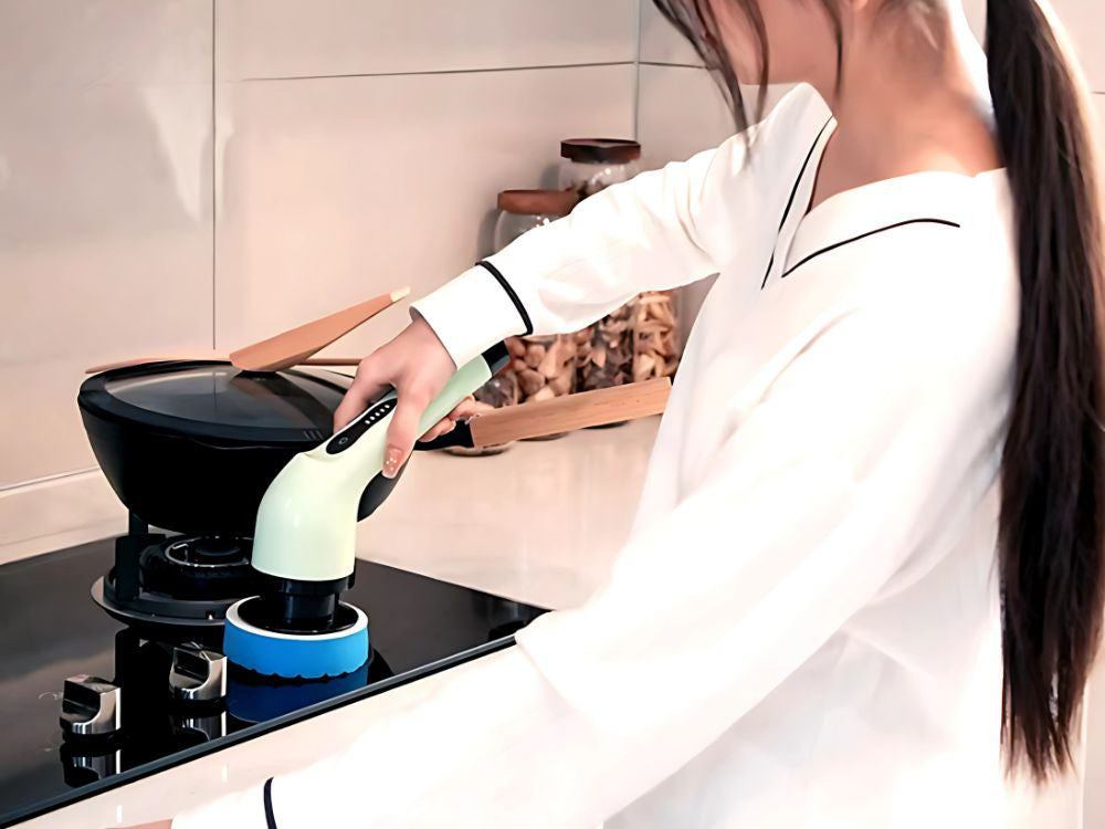 Escova de limpeza elétrica rotativa com 9 acessórios diferentes.